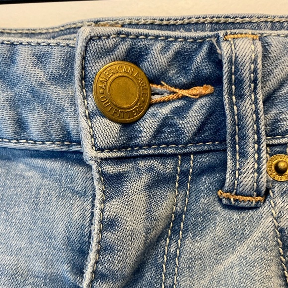 American Eagle Light Denim Midi Shorts Size 4 - Picture 3 of 6